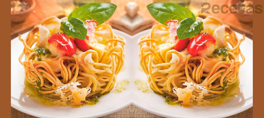 Fideos chinos con pollo y pesto, en nido